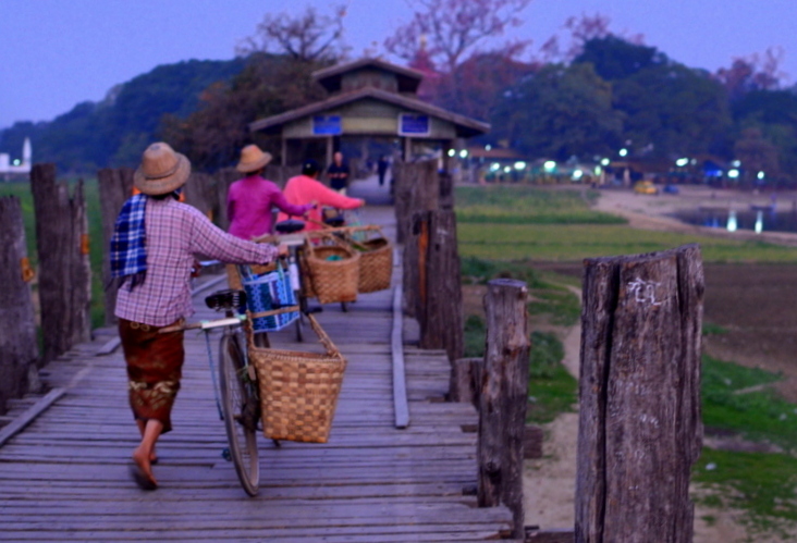 Women vendors at sunrise on U Bein Bridge, pic taken by Alex